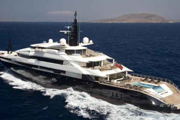நிர்க்கதியில் ரஷ்யாவின் பிரம்மாண்ட கப்பல் | Russia S Giant Ship In Distress At Antigua