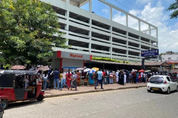 நாட்டைவிட்டு வெளியேற கடவுச்சீட்டு அலுவலகத்தில் நாளாந்தம் குவியும் மக்கள்!