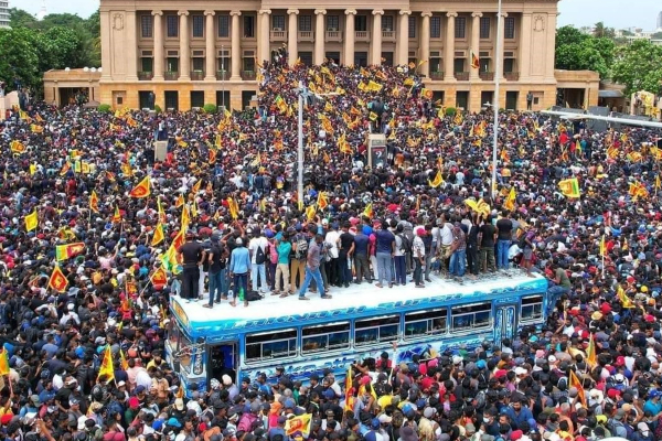 கோட்டாபய போல் ரணிலும் அரசாங்கமும் உடனடியாக பதவி விலக வேண்டும்: ஜனாதிபதி மாளிகையை முற்றுகையிட்ட போராட்டகாரர்கள் | Sri Lanka Protest President House கோட்டாபய போல் ரணிலும் அரசாங்கமும் உடனடியாக பதவி விலக வேண்டும்: ஜனாதிபதி மாளிகையை முற்றுகையிட்ட போராட்டகாரர்கள் | Sri Lanka Protest President House