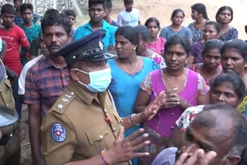 பாடசாலை விளையாட்டு மைதானத்தை தனியார் ஒருவருக்கு விற்பனை செய்ய முயற்சி: பொதுமக்கள் போராட்டம் (Photos)