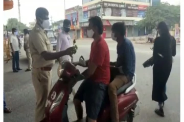 தமிழக எல்லை தாண்டும் வாகன ஓட்டிகள் - ரோஜா கொடுத்து திருப்பி அனுப்பும் போலிஸார்