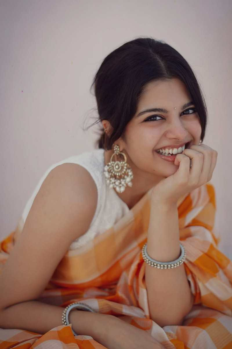 இளம் நடிகை சஞ்சனாவின் லேட்டஸ்ட் புகைப்படங்கள் | Actress Sanjana Krishnamoorthy Latest Photos