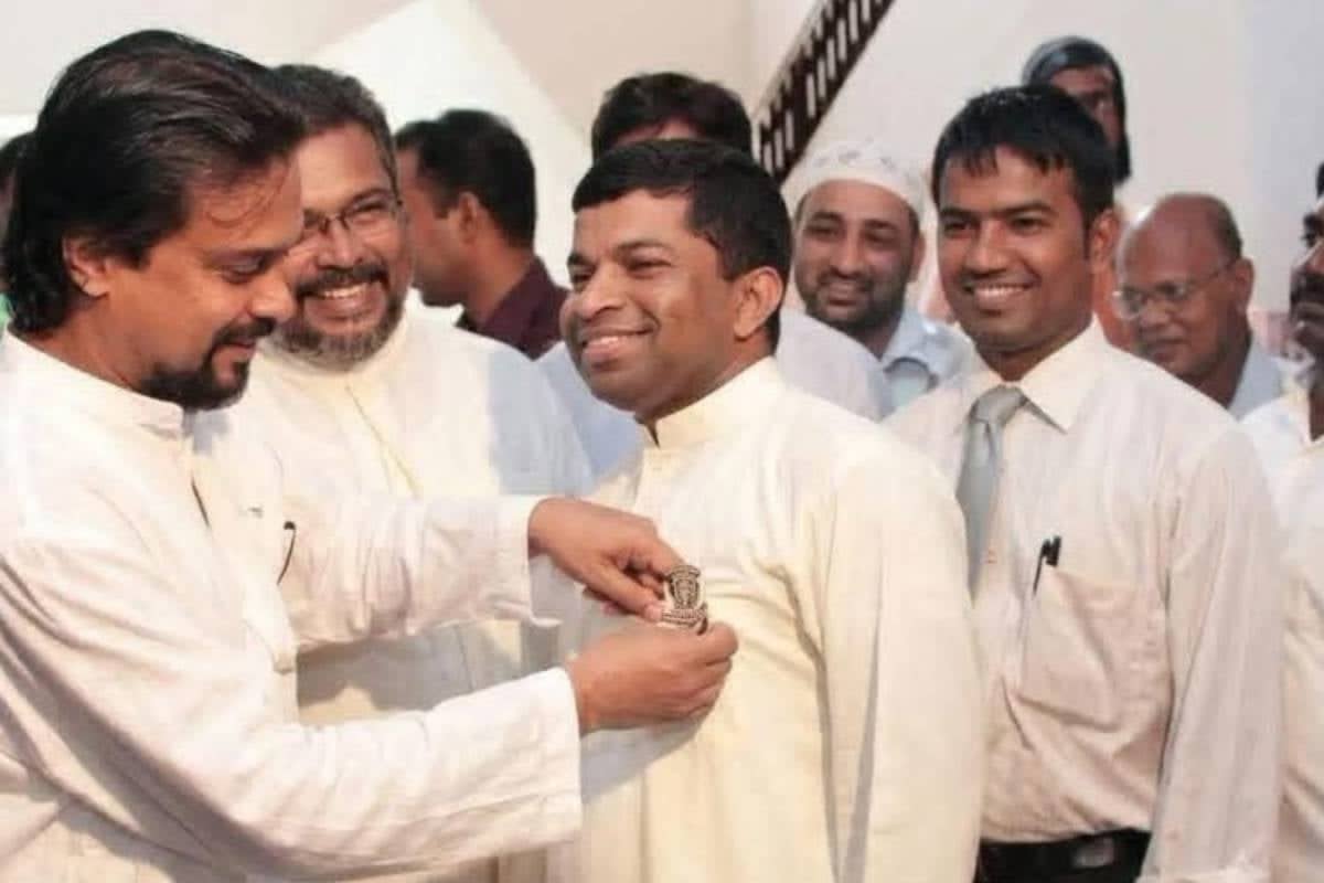 பிள்ளையான் விவகாரத்தில் சிக்கிய விமல் வீரவன்ச - புதிதாக எழுந்துள்ள சர்ச்சை | Photo Of Wimal Pillayan Wearing A Flag பிள்ளையான் விவகாரத்தில் சிக்கிய விமல் வீரவன்ச - புதிதாக எழுந்துள்ள சர்ச்சை | Photo Of Wimal Pillayan Wearing A Flag