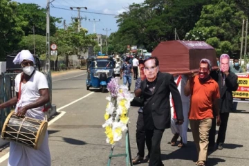 சவப்பெட்டியுடன் வீதிக்கு இறங்கிய மக்கள்!