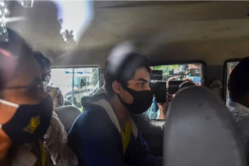 ‘’ வீடியோ காலில் பேசிய ஆர்யன் ‘’  - செலவுக்குப் பணம் அனுப்பிய ஷாருக்!