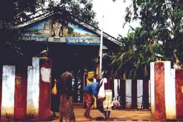 ஆலயத்திற்குள் இளைஞர்குழு அட்டூழியம்; குருக்கள்   உட்பட  நால்வருக்கு நேர்ந்த கதி!
