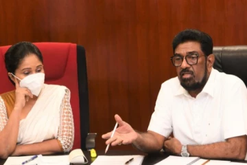 ජනතා ජීවිත ගැන  සෞඛ්‍ය ඇමති නිලධාරීන්ට කිව්ව දෙ..