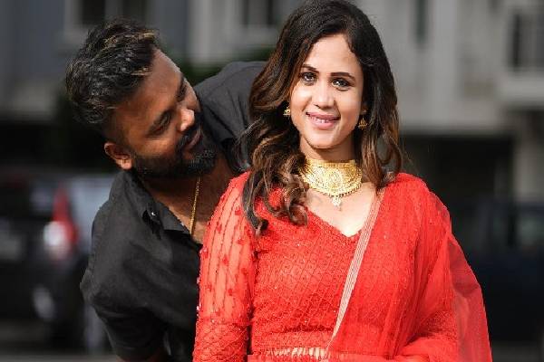 இந்துவாகவே மாறிய vj மணிமேகலையின் கணவன்... வியந்து போன நெட்டிசன்கள்! | Vj Manimaegalai Husbant Hussin Iyappan Poja Video இந்துவாகவே மாறிய vj மணிமேகலையின் கணவன்... வியந்து போன நெட்டிசன்கள்! | Vj Manimaegalai Husbant Hussin Iyappan Poja Video