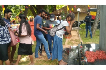 யாழ்.பல்கலை முள்ளிவாய்க்கால் தூபியில் அஞ்சலி (Photos)