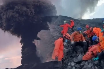 இந்தோனேசியாவில் மீண்டும் வெடித்துச் சிதறும் எரிமலை: வெளியேற்றப்படும் மக்கள்