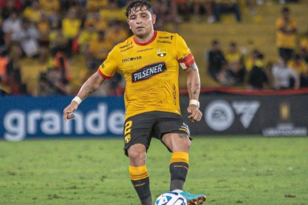 கடைக்கு வெளியே நின்ற பிரபல கால்பந்து வீரர் சுட்டுக்கொலை | Footballer Mario Pineida Shot Death In Ecuador