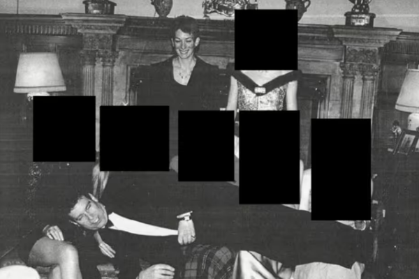 ஐந்து பெண்கள் மடியில் இளவரசர் ஆண்ட்ரூ: ஆத்திரத்தின் உச்சத்தில் மன்னர் | King Prince William Infuriated Photograph