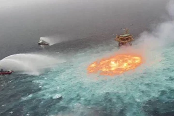 நடுக்கடலில் எரிமலைப் போன்ற தீ பிழம்பு!