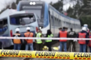 மினி பேருந்து மீது பயணிகள் ரயில் மோதியதில் நேர்ந்த சோகம்