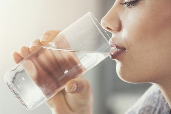 குளிர் காலத்தில் எவ்வளவு தண்ணீர் குடிக்க வேண்டும் தெரியுமா? நீர் பருகா விட்டால் ஆபத்தா? | How Much Water To Drink In Winter