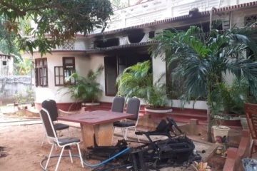 யாழில் திடீரென தீப்பற்றி எரிந்த தனியார் விருந்தினர் விடுதி(Photos)