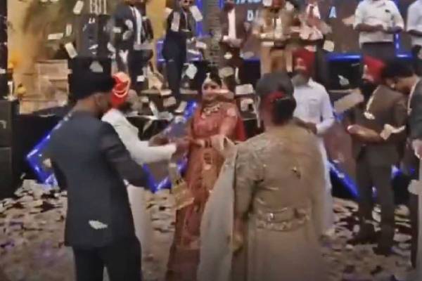 திருமணத்தில் மணமகள் மீது மழையாக பொழிந்த பணம் - விளாசிய நெட்டிசன்கள் | Money Throwing At Punjab Wedding Viral Video