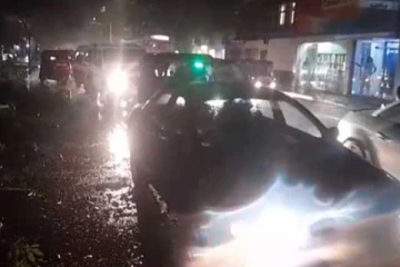 වාහන කිහිපයක් මතට ගසක් කඩාවැටීමෙන් ගමනාගමනයට දැඩි බාධා - විකල්ප මාර්ග භාවිත කරන ලෙස ඉල්ලීමක්..