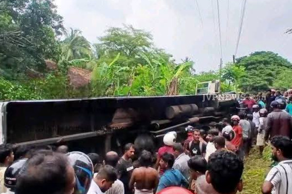 இலங்கையை உலுக்கிய பேருந்து விபத்து; உயிரிழந்தோர் எண்ணிக்கை அதிகரிப்பு; 50 பேர் காயம்! | Death Toll In Anuradhapura Bus Accident Increases