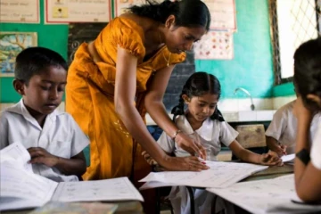 “...මෙන්න මෙහෙම ඇඟිල්ල දික් කරලා කිව්වේ.. මෙයා කියන්නේ බොරු..!! නෑ ඇත්ත” - සියල්ලන් බලා සිටියදී, කෙහෙවලු පටලා ගන්නා ගුරුවරු - මෙන්න වීඩියෝව(VIDEO)