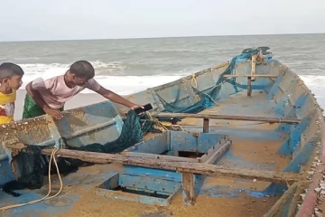 இலங்கையில் கரை ஒதுங்கியது இந்திய படகு -காவல்துறை தீவிர விசாரணை