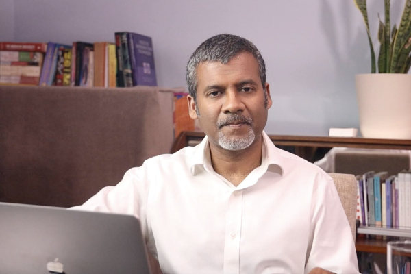 பிரித்தானியாவின் உயரிய விருது பெற்ற ஈழத் தமிழன்..! | A Sri Lankan Tamil Who Was Awarded An Obe