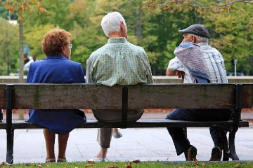 100 வயதுடையவர்கள் அதிகம் வாழும் நாடு எது தெரியுமா - ரகசியம் என்ன?