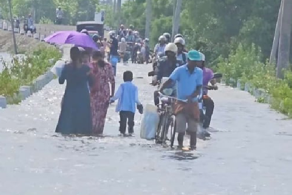 வெள்ளத்தில் மட்டக்களப்பு; உழவு இயந்திரத்தில் மக்கள்! | Batticaloa In Floods People In Plowing Machines