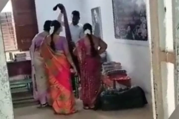 பள்ளி வகுப்பறையை ஜவுளிக்கடையாக மாற்றிய ஆசிரியர்கள் - வைரலாகும் வீடியோ!