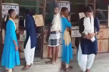 மதுக்கடையில் அசால்ட்டாக மதுவாங்கி செல்லும் இளம்பெண்கள்... வைரலாகும் காணொளி