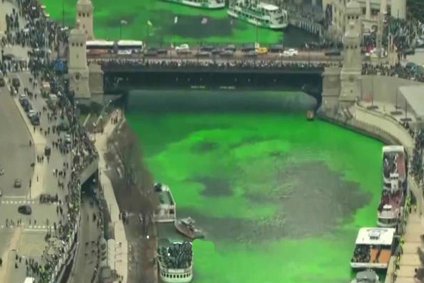 திடீரென பச்சை நிறமாக மாறிய ஆறு! அமெரிக்காவில் அதிசயம் | Chicago River Suddenly Turned Green In America