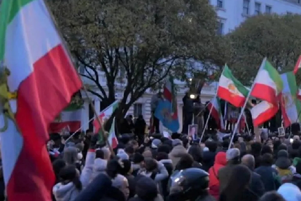 லண்டனில் பதற்றம் - ஈரான் தூதரகத்தின் மீது ஏறிய போராட்டக்காரர்கள் | Protester Iranian Embassy In London Two Arrested லண்டனில் பதற்றம் - ஈரான் தூதரகத்தின் மீது ஏறிய போராட்டக்காரர்கள் | Protester Iranian Embassy In London Two Arrested