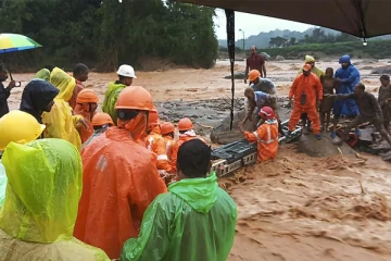 பலி எண்ணிக்கை 316 ஆக உயர்வு - புதையுண்டவர்களை தேடுவதற்கு கருவியின் உதவியை நாடும் மீட்பு குழுவினர்
