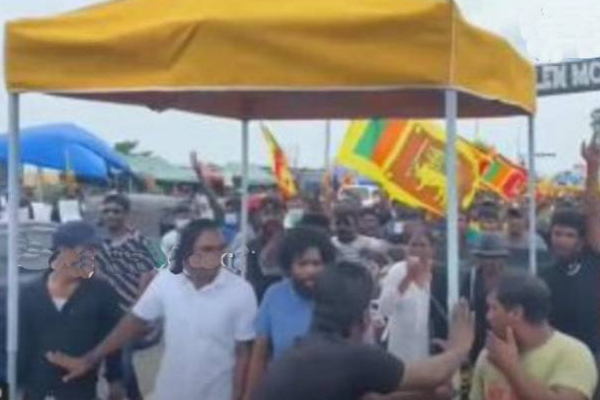 அலரிமாளிக்கைக்கு முன் இருந்த கூடாரத்தை அகற்றிய பொலிஸார்! | Police Remove Protests Tents Front Of Pm House