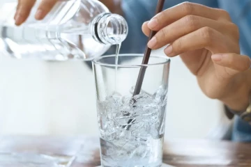 வெயில் காலத்தில் குளிர்ந்த நீர் குடிப்பதால் இவ்வளவு ஆபத்துகளா?