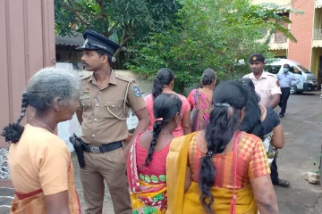 யாழில் காணாமல் போனோர் அலுவலகம் முன்பாக பதற்றம் - அலுவலகத்திற்குள் நுழைந்த உறவுகள்!