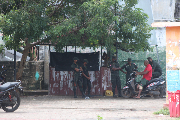 முல்லைத்தீவு வர்த்தகர்கள் மீது இராணுவம், புலனாய்வாளர்கள் கெடுபிடி! - ஐபிசி தமிழ்