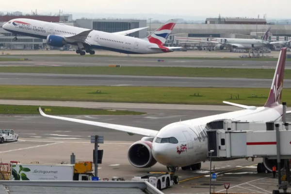 London airspace closed: All flights resume after technical failure