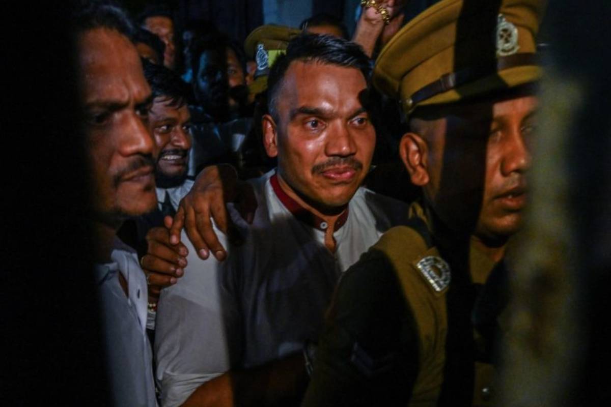 பத்து கைதிகளுடன் காவலில் நாமல் ராஜபக்ச! உடல்நிலை தொடர்பில் வெளியான அறிக்கையினால் மீண்டும் சிக்கல் | Namal Rajapaksa Remand Valikada Prisons பத்து கைதிகளுடன் காவலில் நாமல் ராஜபக்ச! உடல்நிலை தொடர்பில் வெளியான அறிக்கையினால் மீண்டும் சிக்கல் | Namal Rajapaksa Remand Valikada Prisons