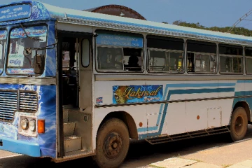 தனிமைப்படுத்தல் சட்டத்தை மீறி கொழும்புக்கு வந்த பஸ் - 30 பேர் கைது