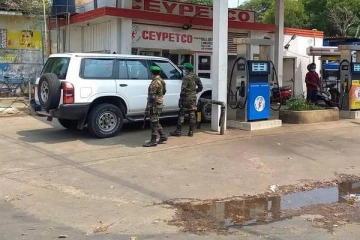 யாழில் எரிபொருள் நிலையத்தில்   தீ குளிக்க முயற்சித்த நபரால் பரபரப்பு!