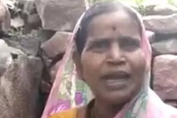 கணவராக நினைத்து நாகப் பாம்புடன் குடும்பம் நடத்திய பெண்! அதிர்ச்சியில் உறைந்த கிராமவாசிகள் | Old Woman Live With Snake In Last 4 Days