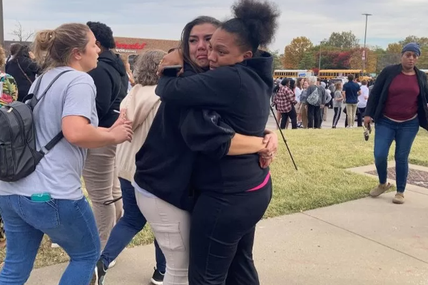 அமெரிக்க உயர்நிலை பாடசாலையில் துப்பாக்கிச் சூடு: மூவர் பலி | World Us Shooting High School St Louis Missouri
