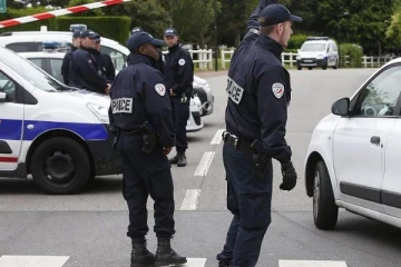 பிரான்ஸில் கொடூரம்; பெற்ற பிள்ளைகள் மூவரை குத்திக் கொன்ற தந்தை