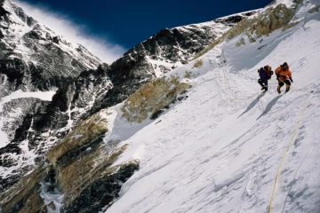 எவரெஸ்ட் சிகரத்தில் ஏறுவதற்கான கட்டணம் அதிகரிப்பு