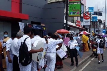 අවසානයේ ජනපති සිප් සතර හැදෑරූ ආනන්දයත් පාරට බසි..(PHOTOS)