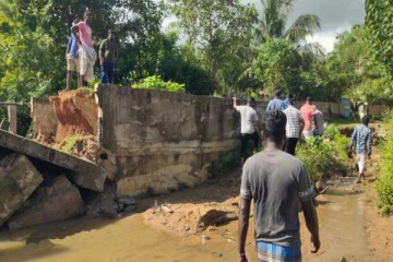 திடீரென உடைந்து விழுந்த புதிய பாலம்: இருவருக்கு நேர்ந்த நிலை! கிளிநொச்சியில் சம்பவம்