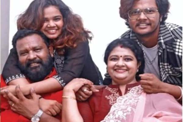 படத்தில் இருக்கும் இந்த சீரியல் நடிகை யார்னு தெரியுதா? இளம்வயதில் எப்படி இருந்திருக்கார்னு பாருங்க | Siragadikka Aasai Actress Anila Young Age Photo