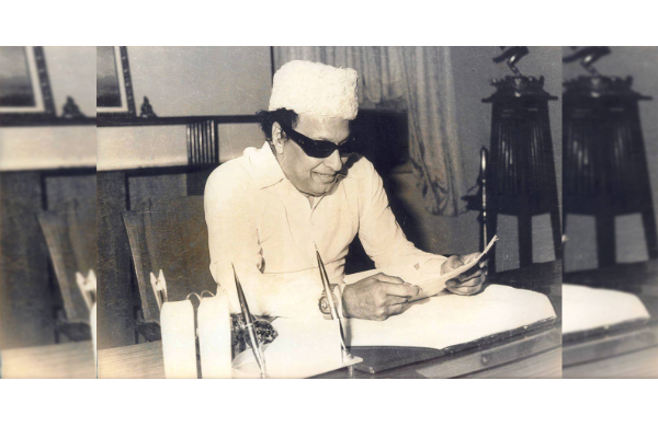 எம்ஜிஆருக்கு மேக்கப் போடும் இவர் யார் தெரியுமா?... இந்த பிரபலத்தின் தந்தை தானா... | Unseen Photo Of Mgr Goes Viral