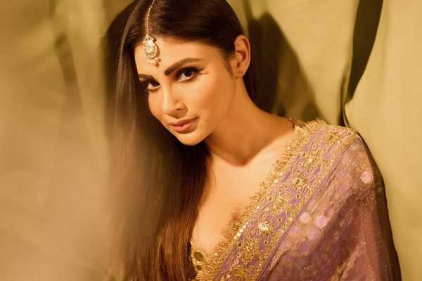 முகத்தை பிடித்து முத்தம் கொடுத்து அத்துமீறிய இயக்குநர்!! நடுங்கி போன நடிகை மெளனி ராய்... | Actress Mouni Roy Director Behaved Inappropriate முகத்தை பிடித்து முத்தம் கொடுத்து அத்துமீறிய இயக்குநர்!! நடுங்கி போன நடிகை மெளனி ராய்... | Actress Mouni Roy Director Behaved Inappropriate